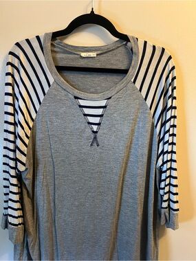 #273 Striped Raglan Long Sleeve Tee in Gray and Navy